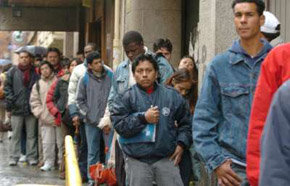 Extranjeros esperando solicitar el certificado de empadronamiento. 