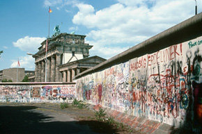Hace 20 años que desapareció el muro de Berlín. En la imagen de archivo, el muro con la Puerta de Brandenburgo al fondo 