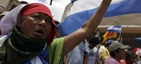 Seguidores de Zelaya apostados en las calles de Tegucigalpa aclamando su regreso