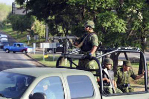 Militares mexicanos recorren la ciudad de Morelia, estado de Michoacán, donde se inició el despliegue de 2.500 soldados ante el reciente recrudecimiento del combate entre las fuerzas de seguridad y los cárteles de drogas.