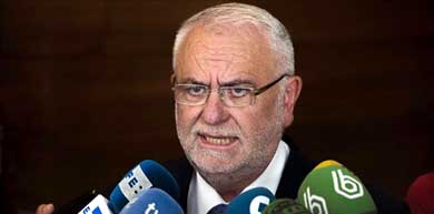 El presidente de Les Corts Valencianes, Juan Cotino, atiende a los medios de comunicación. EFE