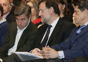 El presidente del Gobierno, Mariano Rajoy, en un acto del partido junto a Ángel Acebes. Foto: PP
