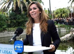 La presidenta del Partido Popular de Cataluña , Alicia Sánchez-Camacho, durante su intervención en la presentación de la nueva campaña de comunicación de su partido hoy en los jardines de un hotel de la Ciudad Condal EFE
