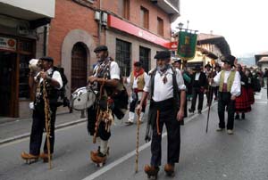 Desfile por las calles de Potes