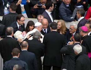 El Papa Francisco anima a conocer a Santa Teresa a través de “Huellas de Teresa”.