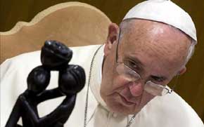 El papa Francisco observa una estatua que representa a la familia. EFE