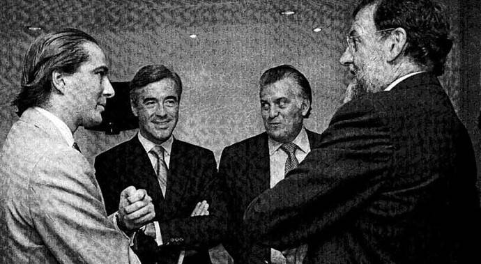 Gonzalo Urquijo, junto a Acebes, Luis Bárcenas y Marino Rajoy… Esta es posiblemente la primera foto pública en la que aparecen juntos los dos últimos