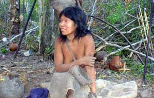 Guiejna, una mujer ayoreo, el día que fue contactada por primera vez en 2004. Sus familiares todavía siguen escondiéndose en el bosque.
© GAT
