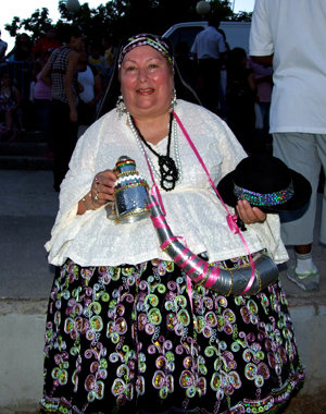 Dora Gutiérrez, propietaria de “La Perla Boliviana”, bailó en la celebración de agosto de 2008,  con el grupo de los “Waca-Waca”