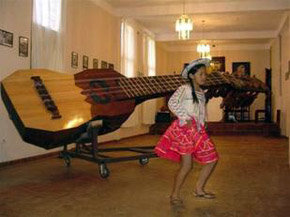 El charango, típico instrumento musical de la zona andina y que Bolivia reivindica como originario de Bolivia aunque Chile y Perú reclaman lo mismo