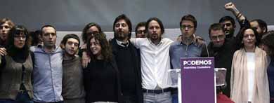 El líder de Podemos, Pablo Iglesias, junto a los miembros de su equipo, durante el acto de clausura de la Asamblea Ciudadana en el que han dado a conocer la nueva dirección. EFE