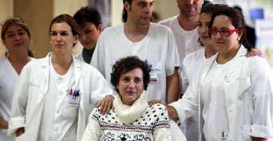 Salida del hospital de Teresa Romero tras recuperarse de la enfermedad. (Reuters)