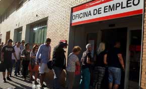 Varias personas hacen cola para entrar en una Oficina de Empleo de la Comunidad de Madrid (Reuters)