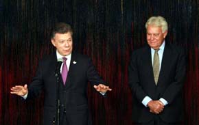 Felipe González recibe del presidente Santos la ciudadanía colombiana 
