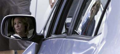 Esperanza Aguirre se refleja en el espejo retrovisor exterior de su coche. (EFE)