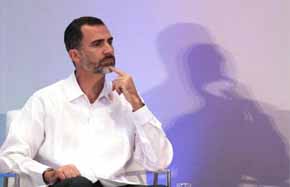 El Rey señala que el problema del desempleo lastra el futuro de los jóvenes y el progreso de las naciones.
