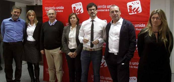 El recién dimitido coordinador de IU-CM, Eddy Sánchez, en el centro con los candidatos a las primarias. (EFE)

