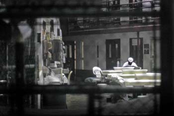 Un preso no identificado lee un periódico en una complejo de celdas comunes en Guantánamo (Reuters).