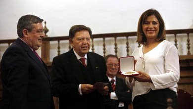 El rector de la UPSA, D. Ángel Galindo, y el presidente del Premio, D. Jesús Fernández, entregan el premio a Dña. Isabel Bernardo.