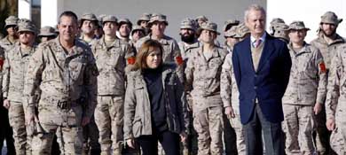 Ni el Rey ni Rajoy: Santamaría visita a las tropas españolas destinadas en Afganistán