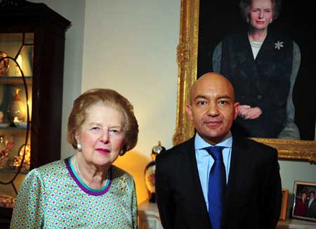 García-Legaz con Margaret Thatcher en su imagen más conocida antes de que su difundieran sus fotos con ‘el pequeño Nicolás’ / Foto FAES