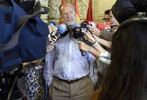 El alcalde de Valladolid, León de la Riva, ante los periodistas. Archivo/EFE

