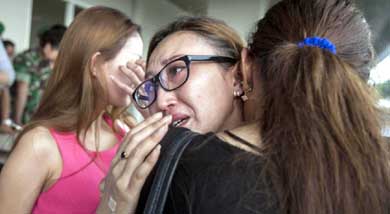Familiares de los pasajeros del QZ8501 de AirAsia. (Efe)