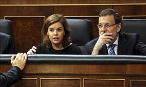 El presidente del Gobierno, Mariano Rajoy, junto a la vicepresidenta del Gobierno, Soraya Sáenz de Santamaría, en un pleno del Congreso de los Diputados. EFE