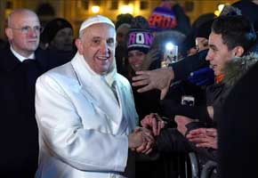 El Papa, con los pies en la tierra, carga contra las “formas modernas de esclavitud”
