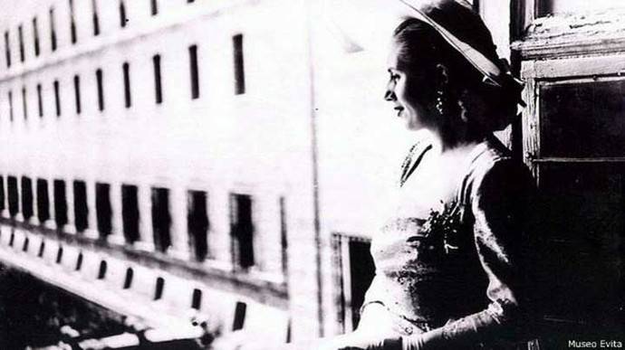 Después del conflicto bélico viajó a Buenos Aires, Argentina, donde se convirtió en asistente del presidente Juan Domingo Perón y guardaespaldas de su mujer, Eva Perón