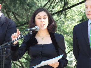 La embajadora boliviana lee su discurso en el acto de conmemoración del 184º  aniversario de la independencia de Bolivia.