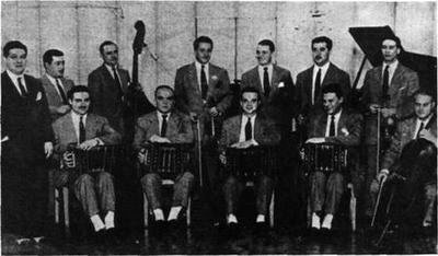 Astor Piazzolla dirigiendo la Orquesta de Francisco Florentino en Radio El Mundo, 1944.
De (i) a (d), parados: Florentino; Ernesto Gianni (violin); Pepe Díaz (bajo); Hugo Baralis (primer violin); Carlos Figari (piano); Juan Bibiloni (violin) y Osear Lucero (violin). Sentados: Ángel Genta (bandoneón); Roberto Di Filippo (bandoneón);Astor Piazzolla (primer bandoneón, arreglador y director musical); Fernando Tell (bandoneón) y Ángel Molo(cello).
