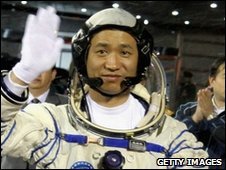 China busca astronautas que no tengan… mal aliento 