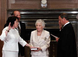 Sonia Sotomayor, la primera hispana en acceder al Tribunal Supremo de EE. UU. presta su juramento al asumir el cargo

