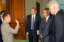 Bill Clinton durante su reunión con el líder de Corea del Norte, Kim Jong Il 