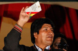 El presidente Morales ve como un peligro en ciernes para la región, la eventual vuelta al poder de la derecha en Chile y Argentina  