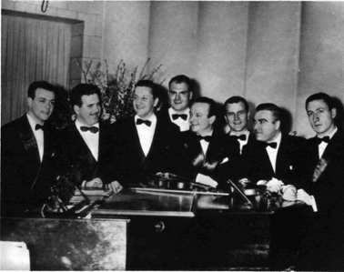 Astor Piazolla (centro de la imagen) con su famoso “Octeto de Buenos Aires”, en una fotografía de 1956