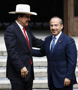 El presidente mexicano Felipe Calderón sonríe junto al depuesto presidente hondureño Manuel Zelaya, en la reunión que ambos han mantenido en la residencia presidencial de Los Pinos, México.   