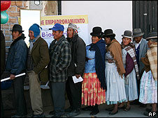 Morales autorizó a los municipios a realizar referendos para definir si quieren ser autonomías indígenas.  