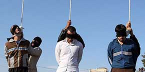 Tres hombres condenados a muerte por violación en Irán, momentos antes de ser ejecutados en público en la ciudad de Torghabeh ncr-iran.org 