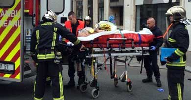 Los servicios sanitarios retiran una de las víctimas tras el atentado, en París, contra la revista 'Charlie Hebdo' 
