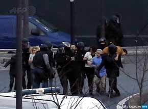 Cinco muertos, entre ellos el atacante, en el secuestro del supermercado de París