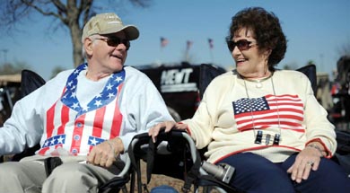 Dos vecinos de The Villages (Florida), durante un mitin político (EFE)

