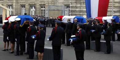 Hollande afirma en el funeral de los tres policías asesinados que Francia nunca se rendirá al terrorismo 