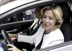 Esperanza Aguirre conduce su coche. EFE/Archivo