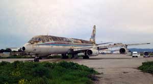 Un avion de Spantax, cubierto de herrumbre y abandonado en el aeropuerto de Palma de Mallorca