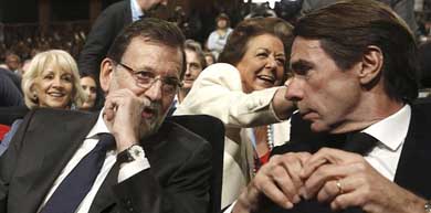 Mariano Rajoy y José María Aznar durante la Convención nacional del Partido Popular que ha echado a andar en el Palacio Municipal de Congresos de Madrid / EFE