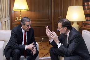 El presidente del Gobierno, Mariano Rajoy, conversa con el primer ministro griego, Andonis Samarás. (EFE