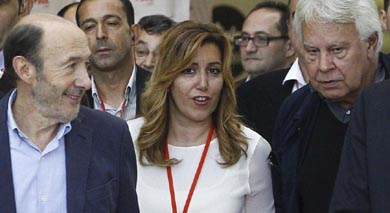 Fotografía de archivo del expresidente del Gobierno Felipe González (d), y la presidenta de la Junta de Andalucía, Susana Díaz (EFE)