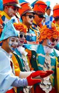 La alegría del carnaval llena las calles de Cádiz